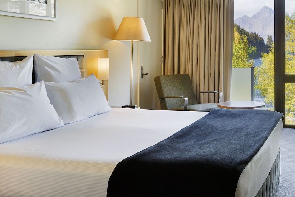 Habitación junto al Lago con Dos Camas Dobles del hotel Novotel Queenstown Lakeside. Foto 4