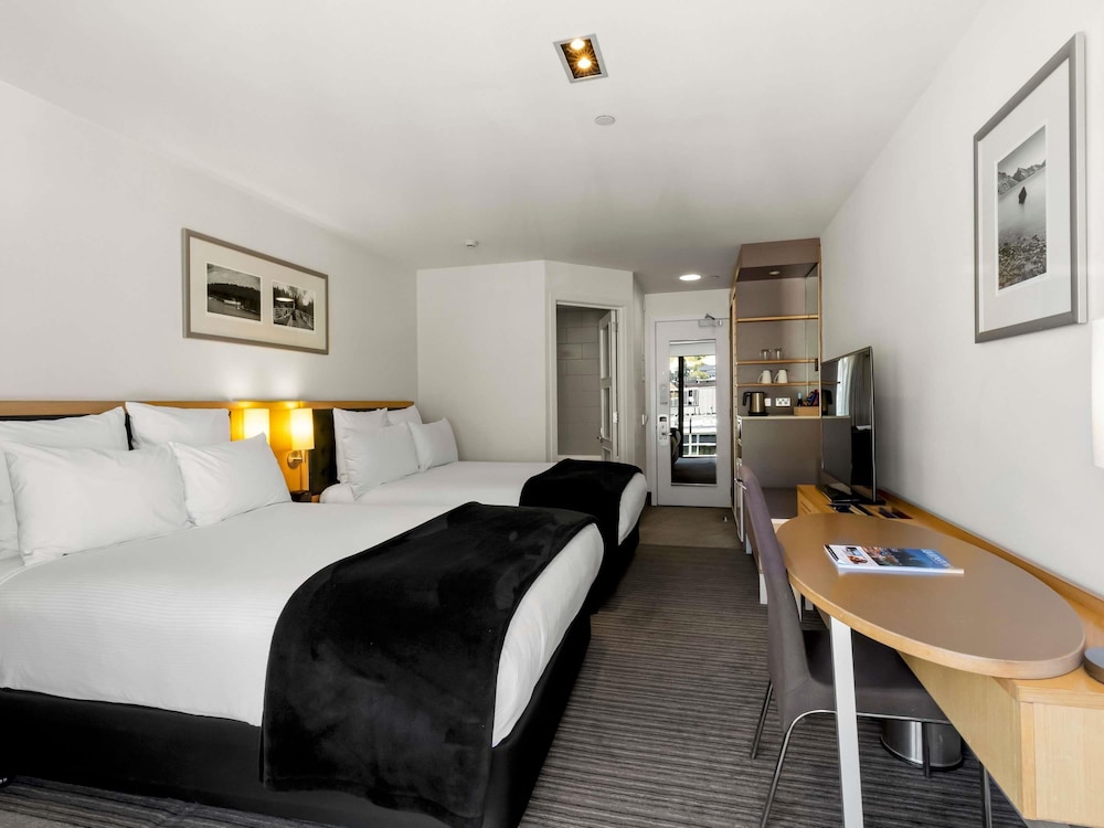 Habitación junto al Lago con Dos Camas Dobles del hotel Novotel Queenstown Lakeside. Foto 7