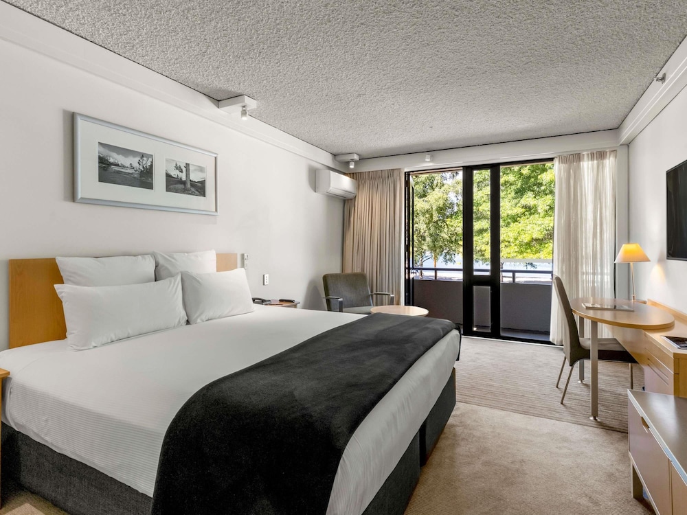 Habitación junto al Lago con Una Cama King del hotel Novotel Queenstown Lakeside. Foto 3