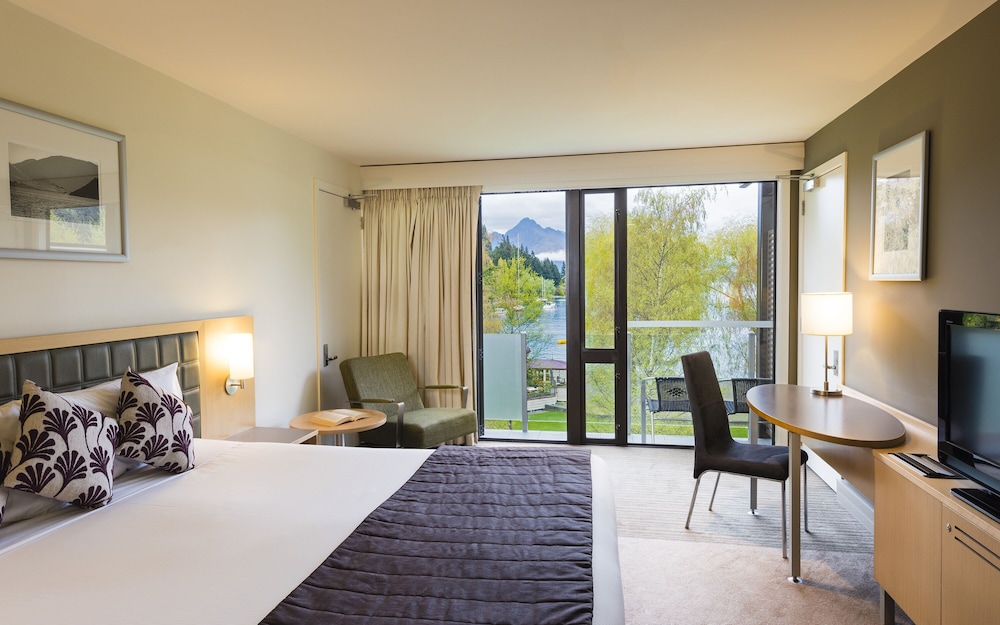 Habitación junto al Lago con Una Cama King del hotel Novotel Queenstown Lakeside. Foto 8