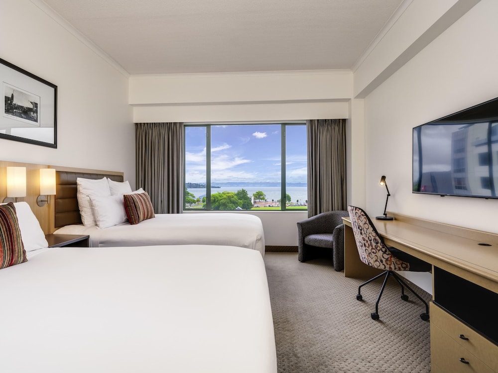 Habitación Twin con Vistas al Lago - 2 Camas Queen del hotel Novotel Rotorua Lakeside. Foto 3