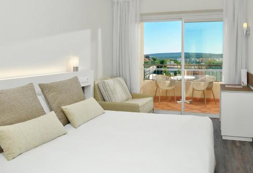 Habitación Sol con vistas a la piscina del hotel Sol Palmanova Mallorca. Foto 3
