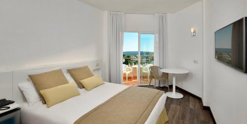 Habitación Sol con vistas a la piscina del hotel Sol Palmanova Mallorca. Foto 1