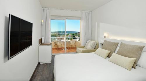 Habitación Sol con vistas a la piscina del hotel Sol Palmanova Mallorca. Foto 2
