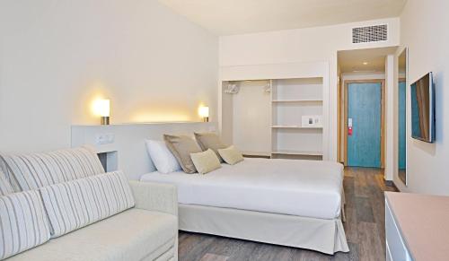 Habitación Familiar con terraza solárium del hotel Sol Palmanova Mallorca. Foto 1