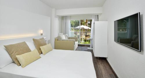 Habitación Familiar con terraza solárium del hotel Sol Palmanova Mallorca. Foto 2