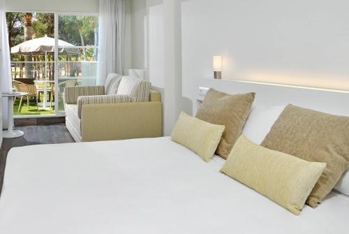 Habitación Familiar con terraza solárium del hotel Sol Palmanova Mallorca. Foto 3