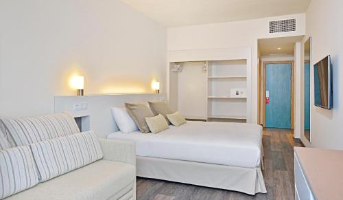 Habitación Familiar con terraza solárium del hotel Sol Palmanova Mallorca. Foto 1