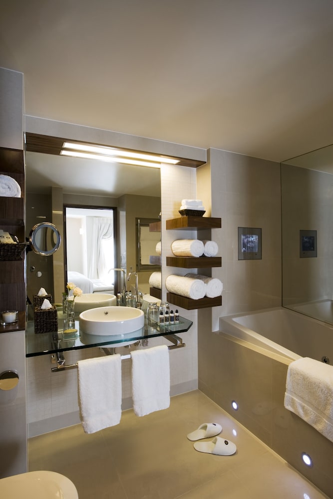 HABITACIÓN SUPERIOR, 2 Camas Dobles, Baño Doble con Bañera de Hidromasaje, Balcón Juliet del hotel Sofitel Queenstown and Spa. Foto 4