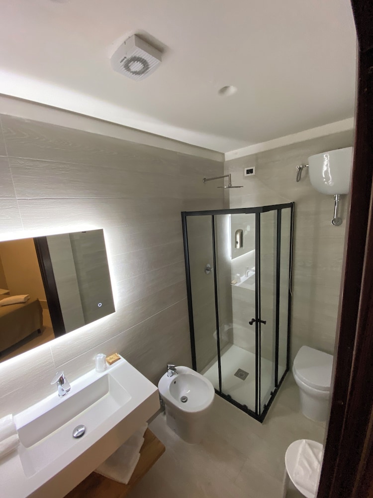 Habitación estándar con 1 cama doble o 2 individuales del hotel Grand Olympic. Foto 3