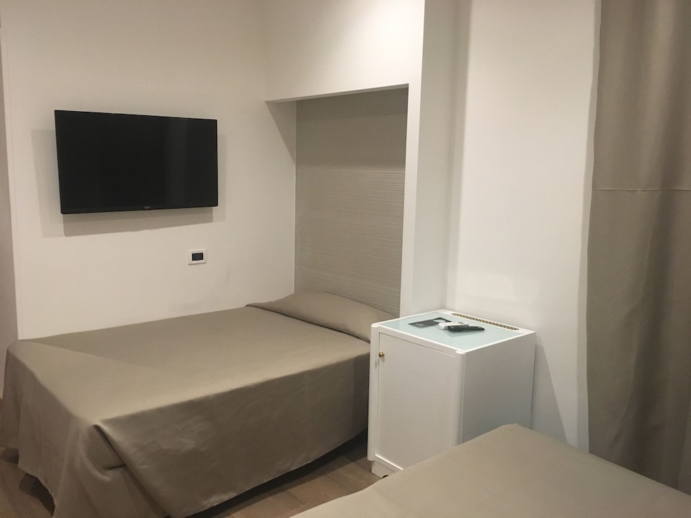 Habitación Triple Estándar del hotel Grand Olympic. Foto 1