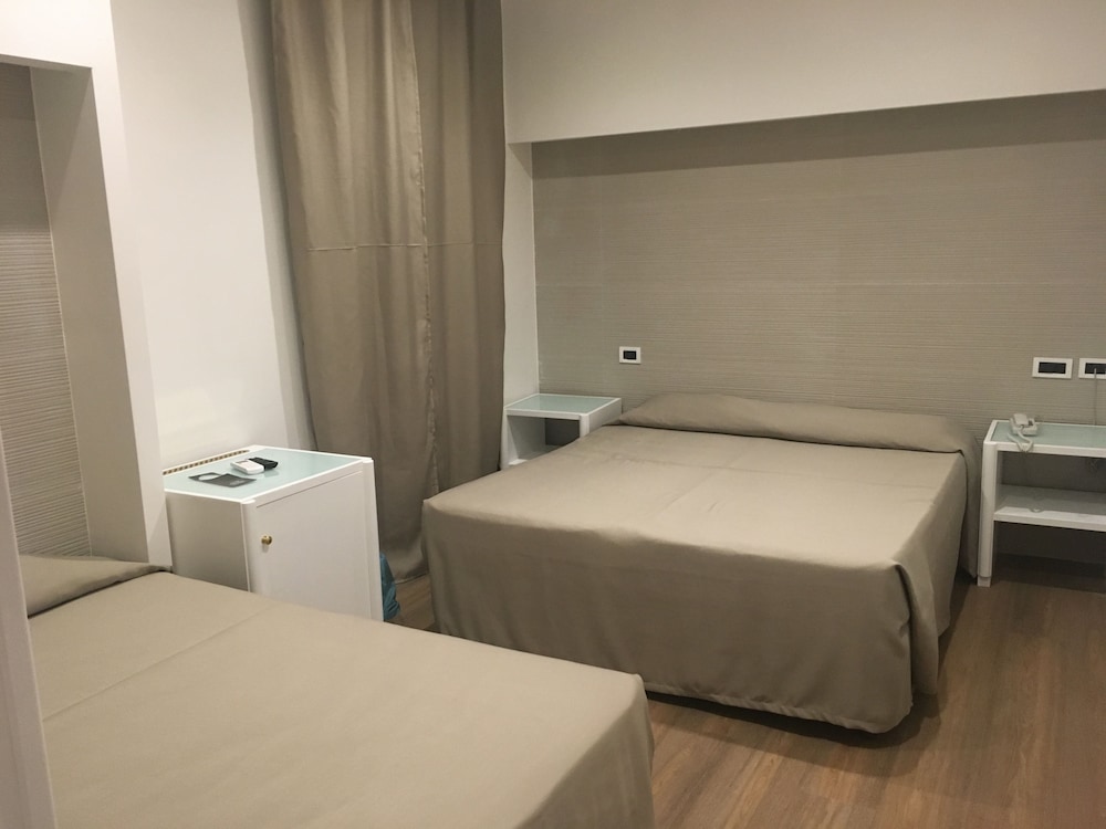 Habitación Triple Estándar del hotel Grand Olympic. Foto 2