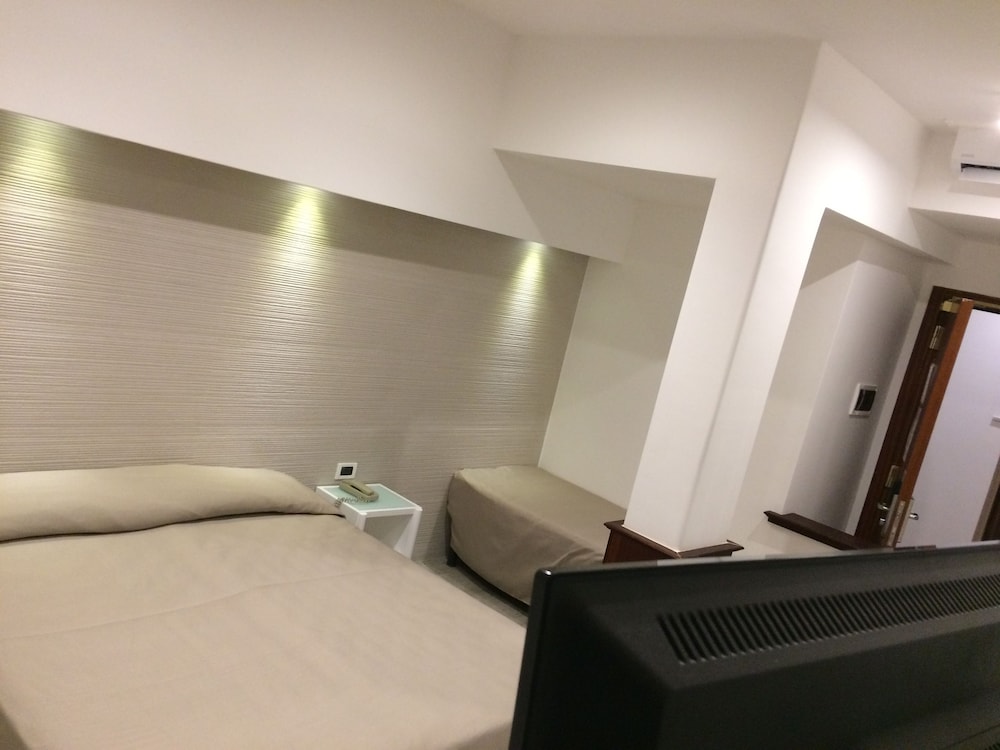 Habitación Triple Estándar del hotel Grand Olympic. Foto 3