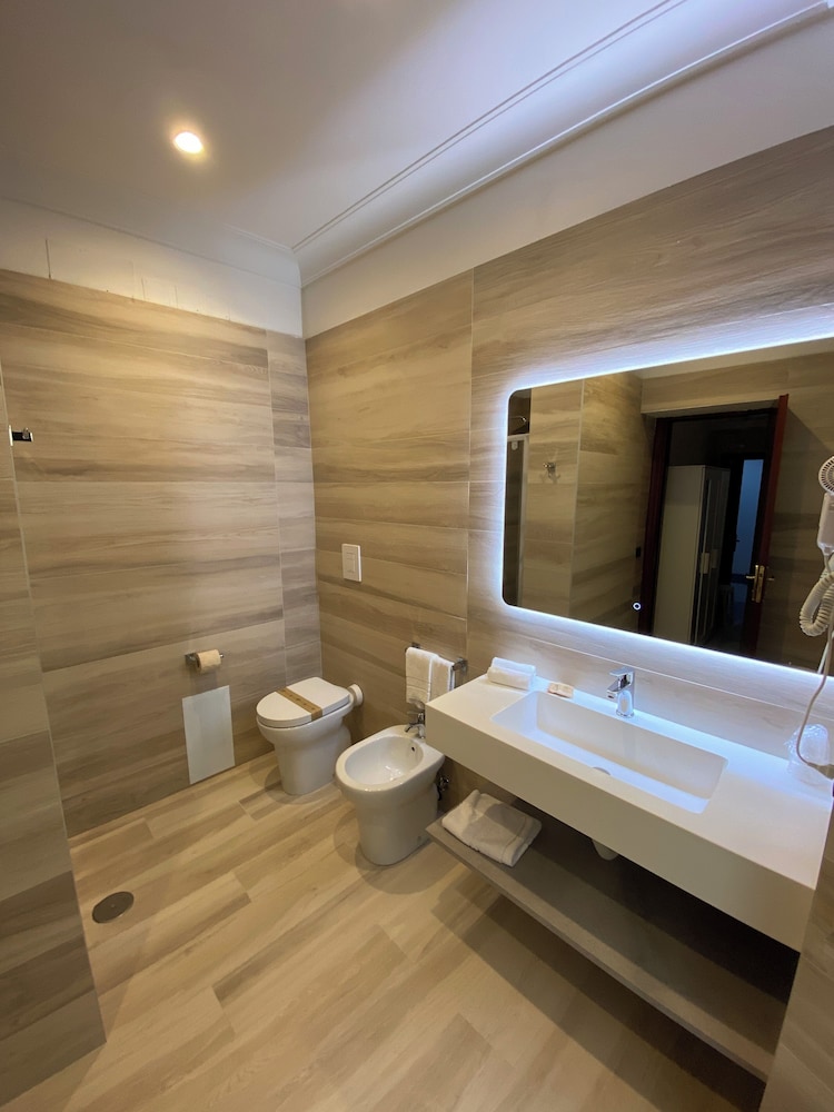 Habitación Triple Estándar del hotel Grand Olympic. Foto 4