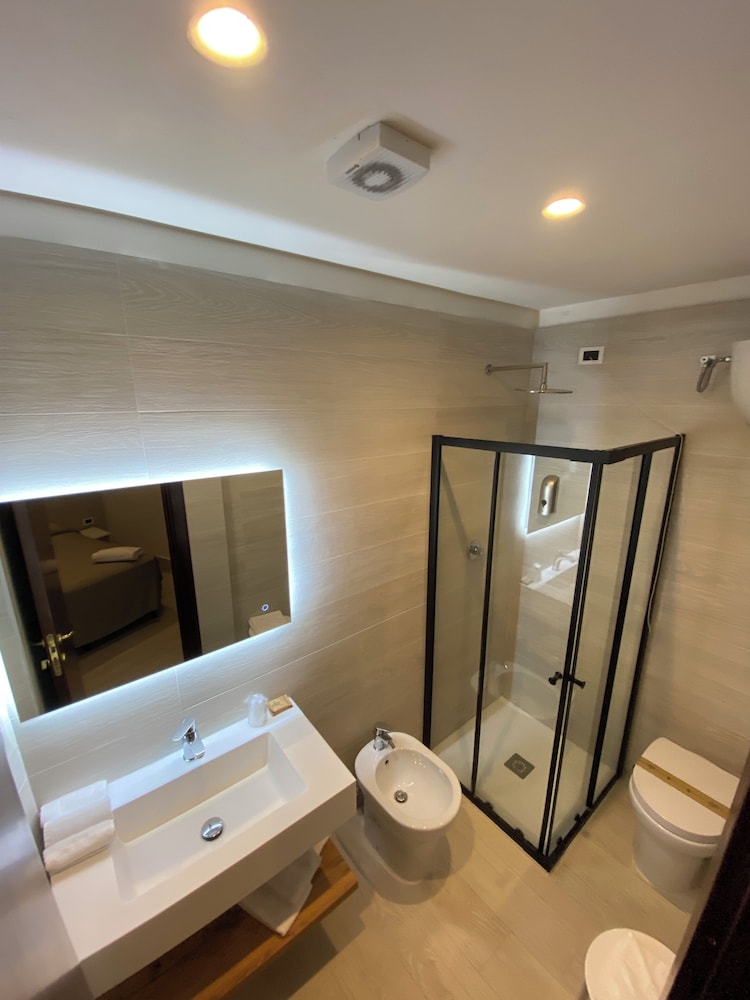 Habitación Triple Estándar del hotel Grand Olympic. Foto 5
