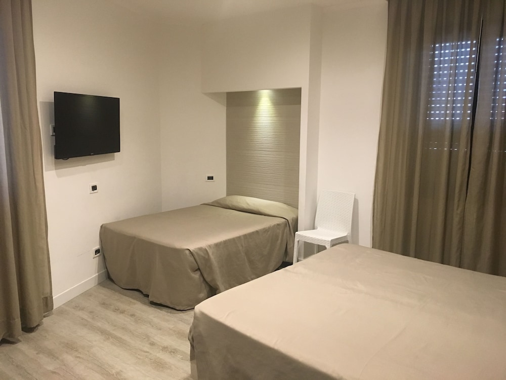 Habitación Cuádruple Estándar del hotel Grand Olympic. Foto 1