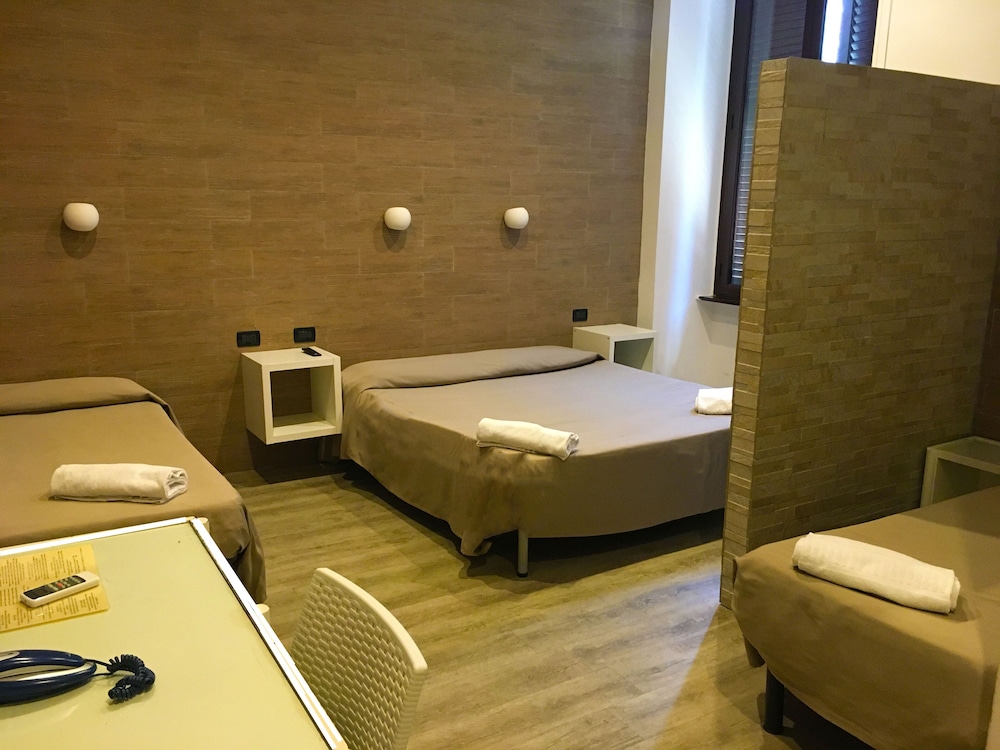 Habitación Cuádruple Estándar del hotel Grand Olympic. Foto 2