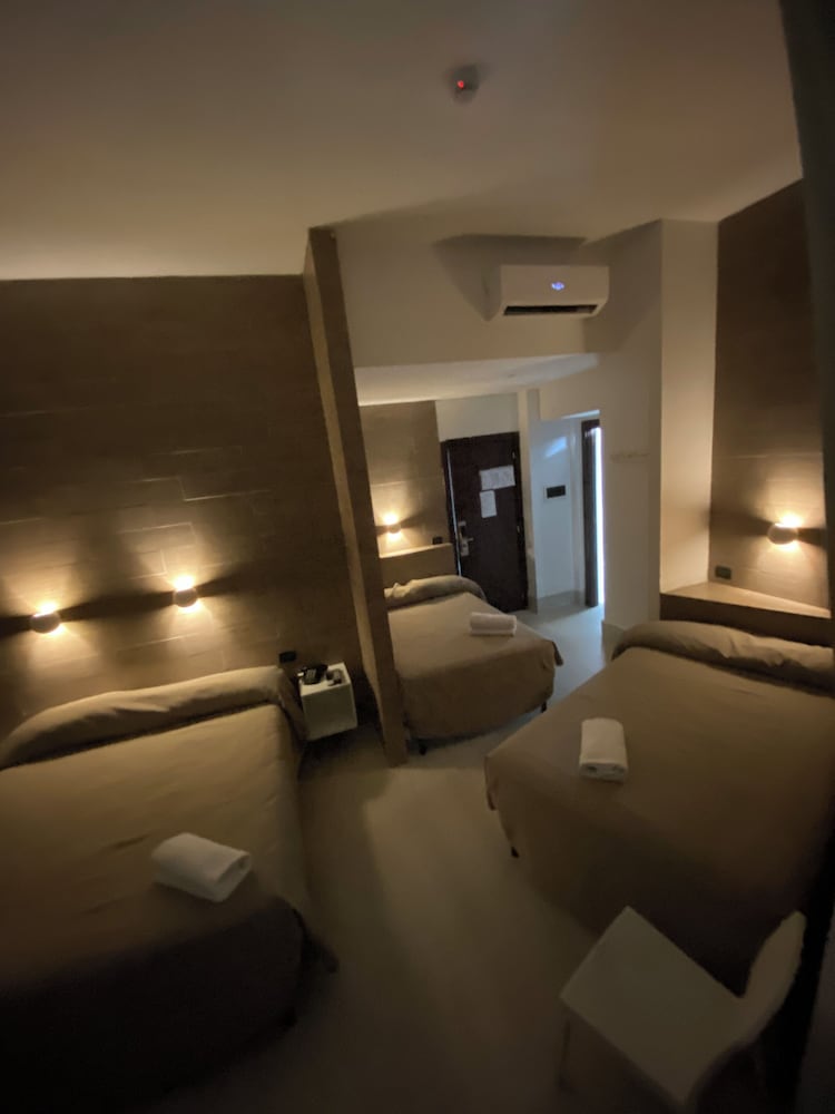 Habitación Cuádruple Estándar del hotel Grand Olympic. Foto 3
