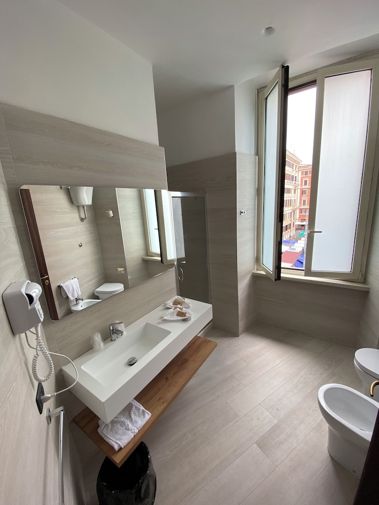 Habitación Cuádruple Estándar del hotel Grand Olympic. Foto 4