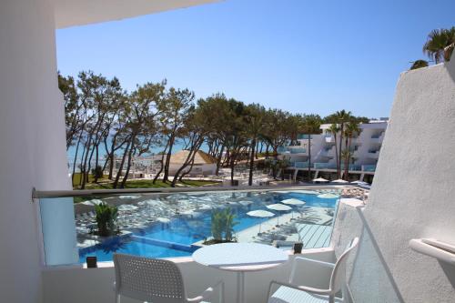 Habitación Doble con vistas a la piscina del hotel Iberostar Waves Playa de Muro. Foto 4