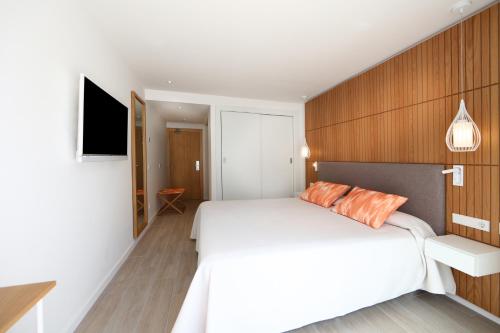 Habitación Doble con Terraza del hotel Iberostar Waves Playa de Muro. Foto 4