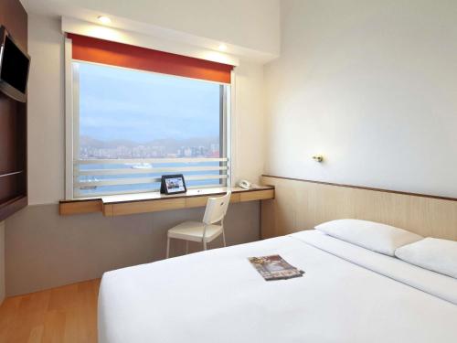 Habitación Doble Superior con vistas al puerto del hotel Ibis Hong Kong North Point. Foto 1