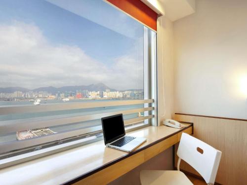 Habitación Doble Superior con vistas al puerto del hotel Ibis Hong Kong North Point. Foto 2