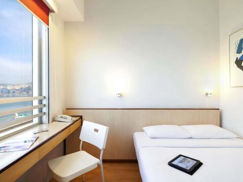Habitación Doble Superior con vistas al puerto del hotel Ibis Hong Kong North Point. Foto 3