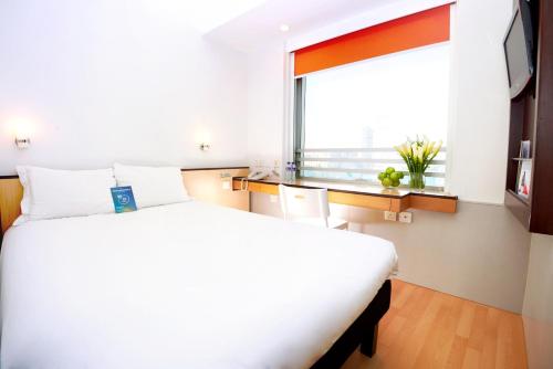 Habitación Doble Superior con vistas al puerto del hotel Ibis Hong Kong North Point. Foto 6