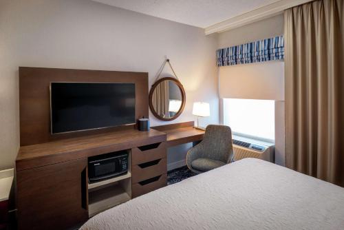 Habitación con cama grande adaptada para personas con movilidad reducida - No fumadores del hotel Hampton Inn Long Island/commack. Foto 3