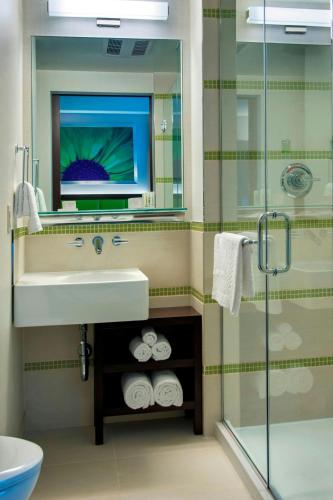 Estudio con cama extragrande y ducha accesible en silla de ruedas adaptada para personas con movilidad reducida/discapacidad auditiva del hotel Springhill Suites Midtown Manhattan/fifth Avenue