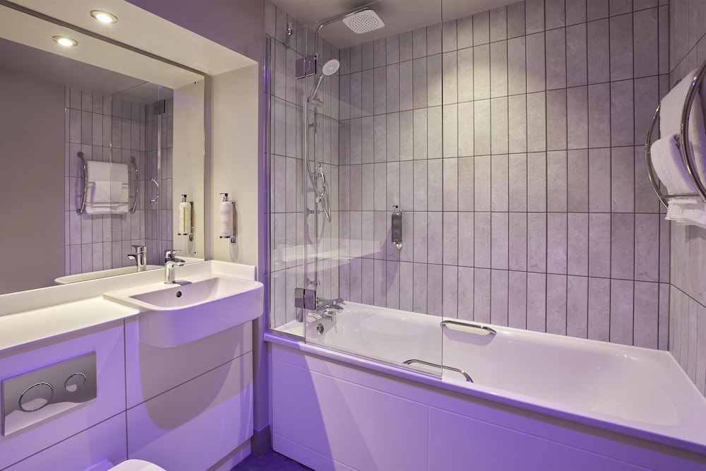 Habitación triple familiar del hotel Premier Inn London Hanger Lane. Foto 3