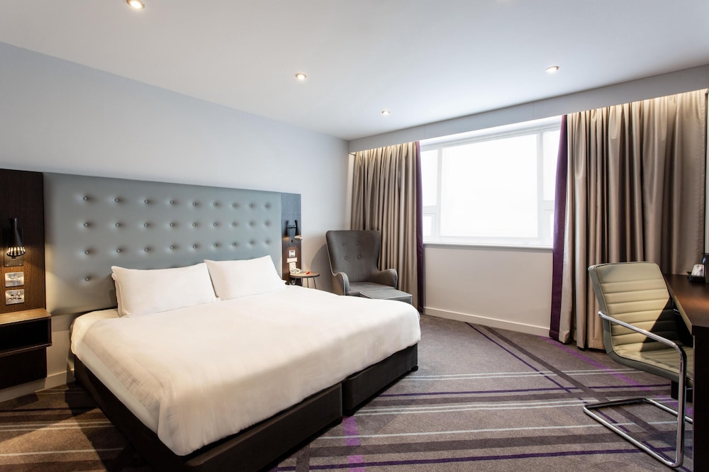 Habitación doble superior, ducha adaptada del hotel Premier Inn London Hanger Lane
