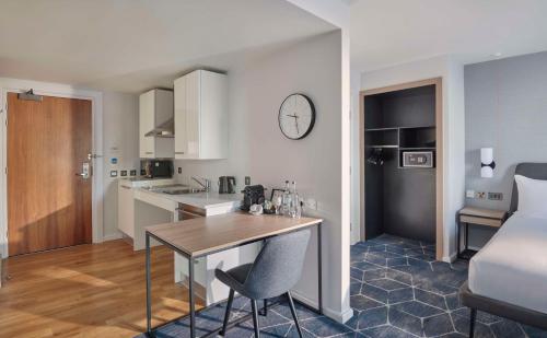 Estudio Accesible con zona de cocina - 1 cama extragrande del hotel Hyatt House London Stratford. Foto 3