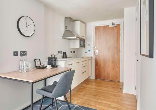 Estudio con zona de cocina y vistas a Cherry Park - 1 cama extragrande del hotel Hyatt House London Stratford. Foto 4