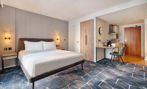 Estudio con zona de cocina y vistas a Cherry Park - 1 cama extragrande del hotel Hyatt House London Stratford. Foto 6