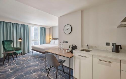 Estudio con zona de cocina y vistas a Cherry Park - 1 cama extragrande del hotel Hyatt House London Stratford. Foto 7
