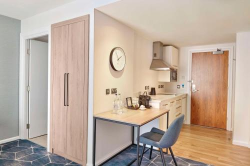 Estudio con zona de cocina y vistas a Cherry Park - 1 cama extragrande del hotel Hyatt House London Stratford. Foto 8