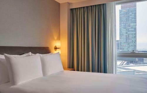Estudio con zona de cocina y vistas a Cherry Park - 1 cama extragrande del hotel Hyatt House London Stratford. Foto 9
