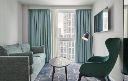 Suite con cama extragrande y sofá cama del hotel Hyatt House London Stratford. Foto 2