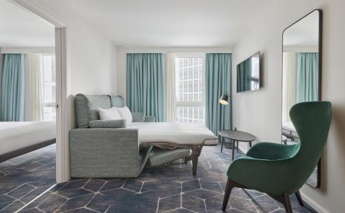 Suite con cama extragrande y sofá cama del hotel Hyatt House London Stratford. Foto 3