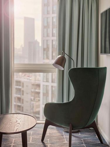 Suite con cama extragrande del hotel Hyatt House London Stratford. Foto 2