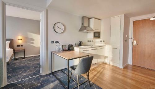 Suite con cama extragrande del hotel Hyatt House London Stratford. Foto 3