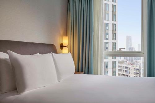 Suite con cama extragrande del hotel Hyatt House London Stratford. Foto 5