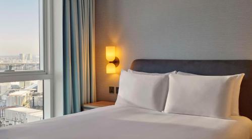 Suite con cama extragrande del hotel Hyatt House London Stratford. Foto 6