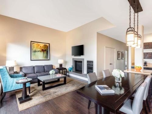 RESIDENCIA SIGNATURE CON 3 DORMITORIOS Y VISTAS A LA BAHÍA 3 King 1900 SF 176 SM. Cocina Gourmet. Sala de estar, Sofá cama del hotel Fairmont Heritage Place, Ghirardelli Square