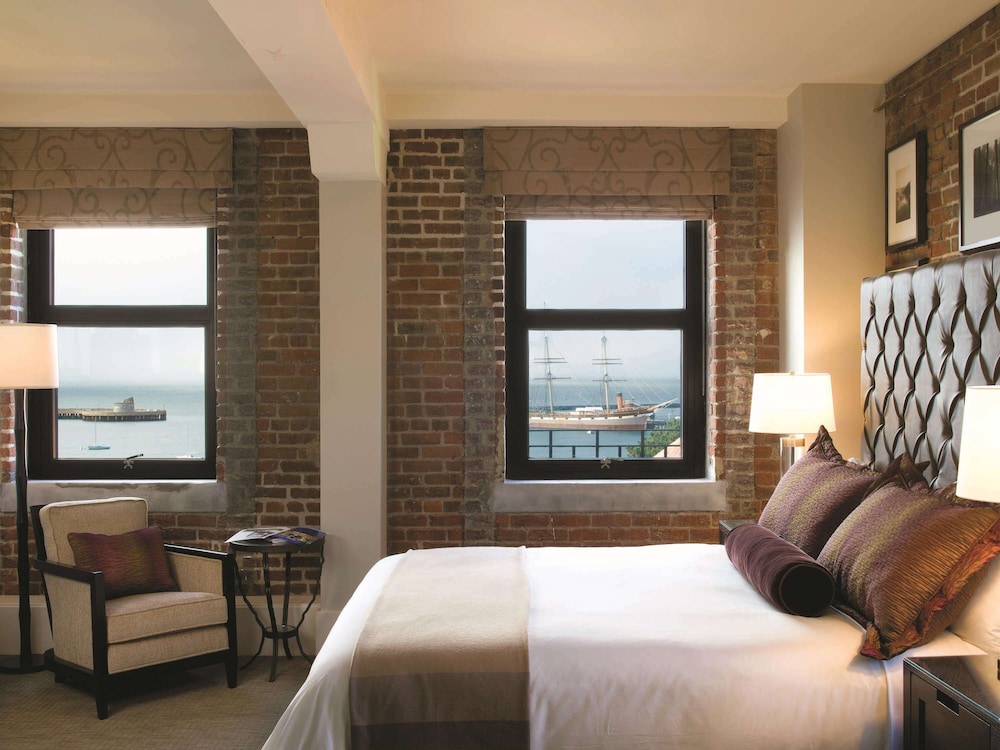 RESIDENCIA CON 1 DORMITORIO Y VISTAS A LA BAHÍA 1 King 850 SF 78 SM, Cocina Gourmet. Sala de estar, Sofá cama del hotel Fairmont Heritage Place, Ghirardelli Square. Foto 2
