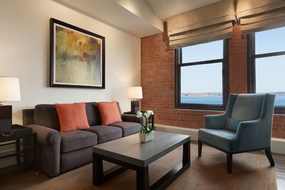 RESIDENCIA CON 1 DORMITORIO Y VISTAS A LA BAHÍA 1 King 850 SF 78 SM, Cocina Gourmet. Sala de estar, Sofá cama del hotel Fairmont Heritage Place, Ghirardelli Square. Foto 3