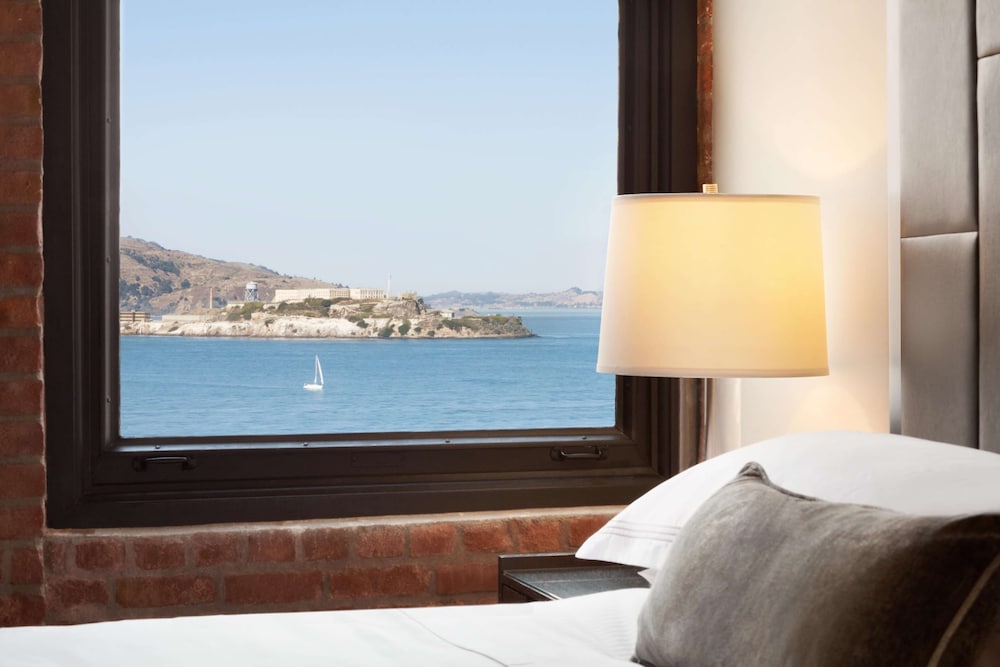 RESIDENCIA CON 1 DORMITORIO Y VISTAS A LA BAHÍA 1 King 850 SF 78 SM, Cocina Gourmet. Sala de estar, Sofá cama del hotel Fairmont Heritage Place, Ghirardelli Square. Foto 6