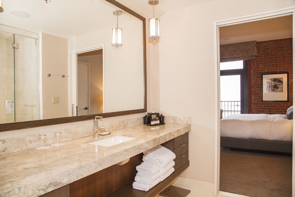 RESIDENCIA CON 1 DORMITORIO Y VISTAS A LA BAHÍA 1 King 850 SF 78 SM, Cocina Gourmet. Sala de estar, Sofá cama del hotel Fairmont Heritage Place, Ghirardelli Square. Foto 7